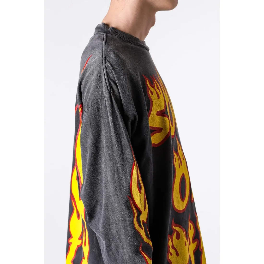 SAINT Mxxxxxx LS TEE/SOUL ON FIRE/BLK Soul flame/flame long sleeves, washed black S-XL, look for cylindrical fabrics with no side seams, don’t buy open ones anymore, boring Assute ready-made garments dyed, sprayed the whole thing with horse-hair spray, and then sprayed again to fade the color, the collar and cuffs are frayed, many places are torn, super large printing position, very difficult to print, complete accessories, with little angel anti-counterfeiting label